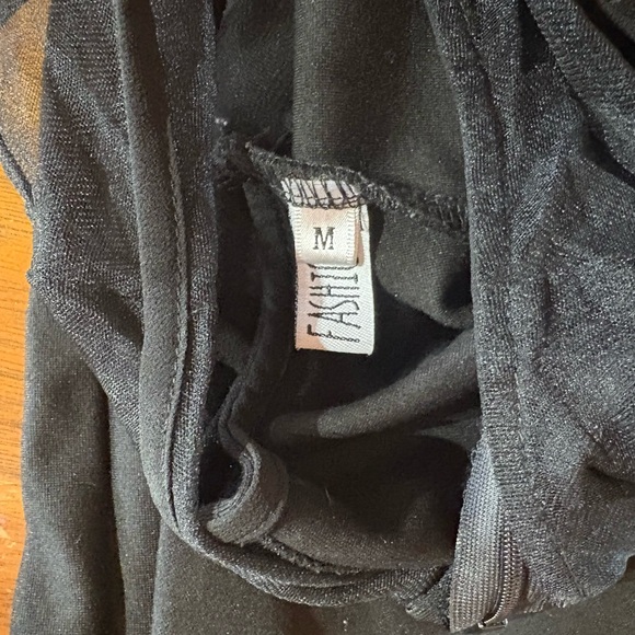 Elegant Black Sleeveless Dress - Picture 3 of 3